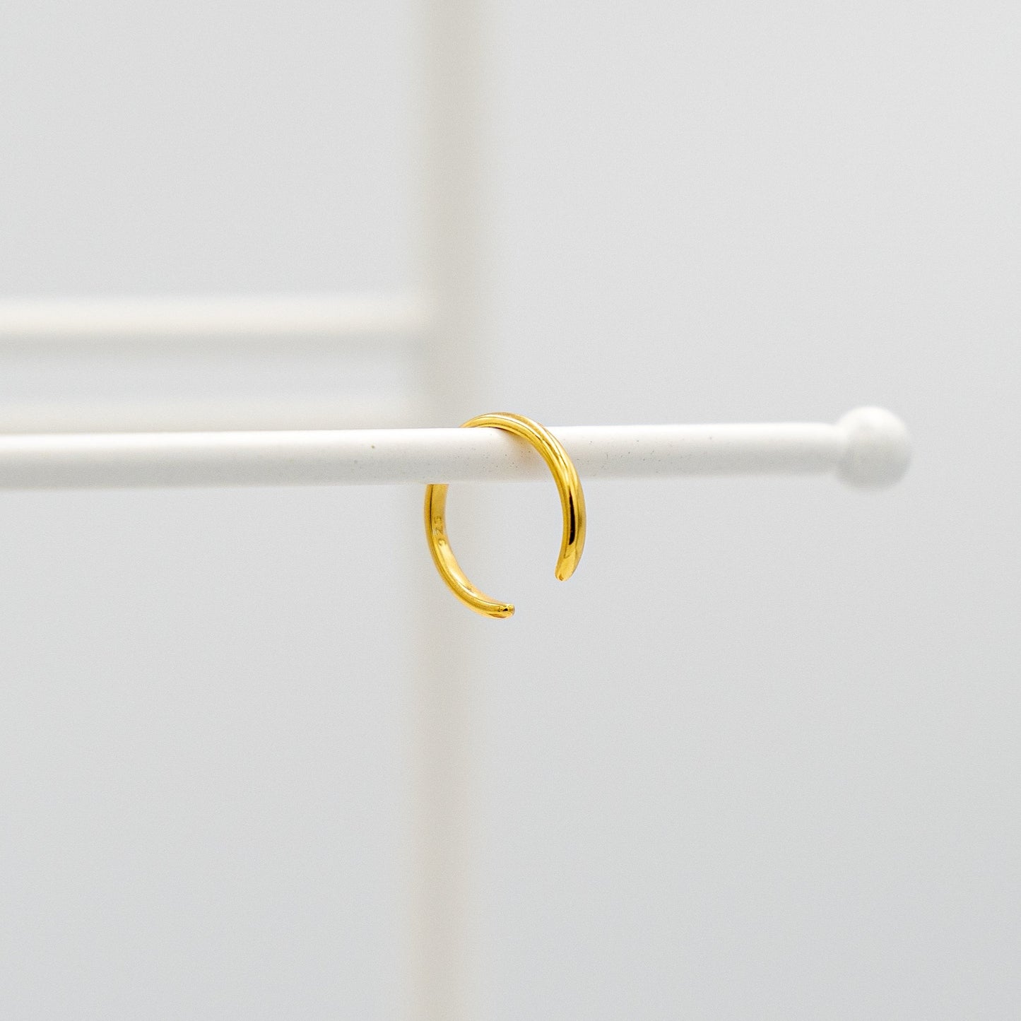 Guldbelagt earcuff ørering i simpelt blankt design, fra siden