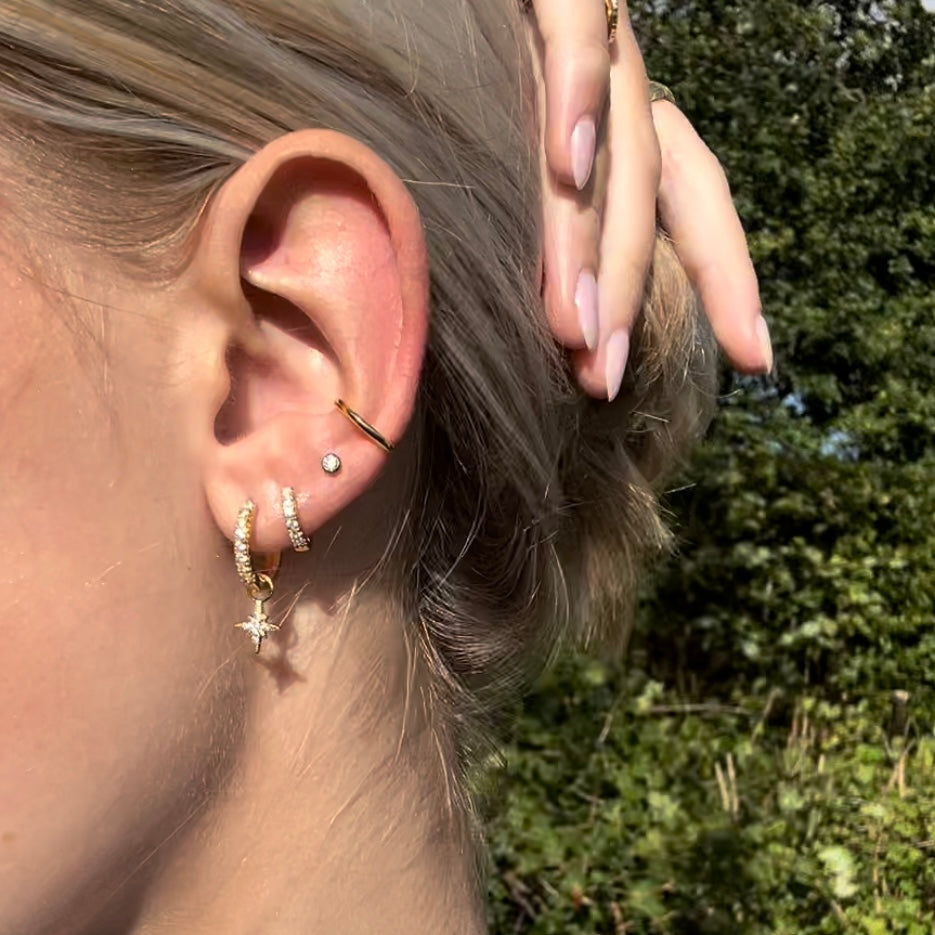 Guldbelagt earcuff ørering i simpelt blankt design, på model