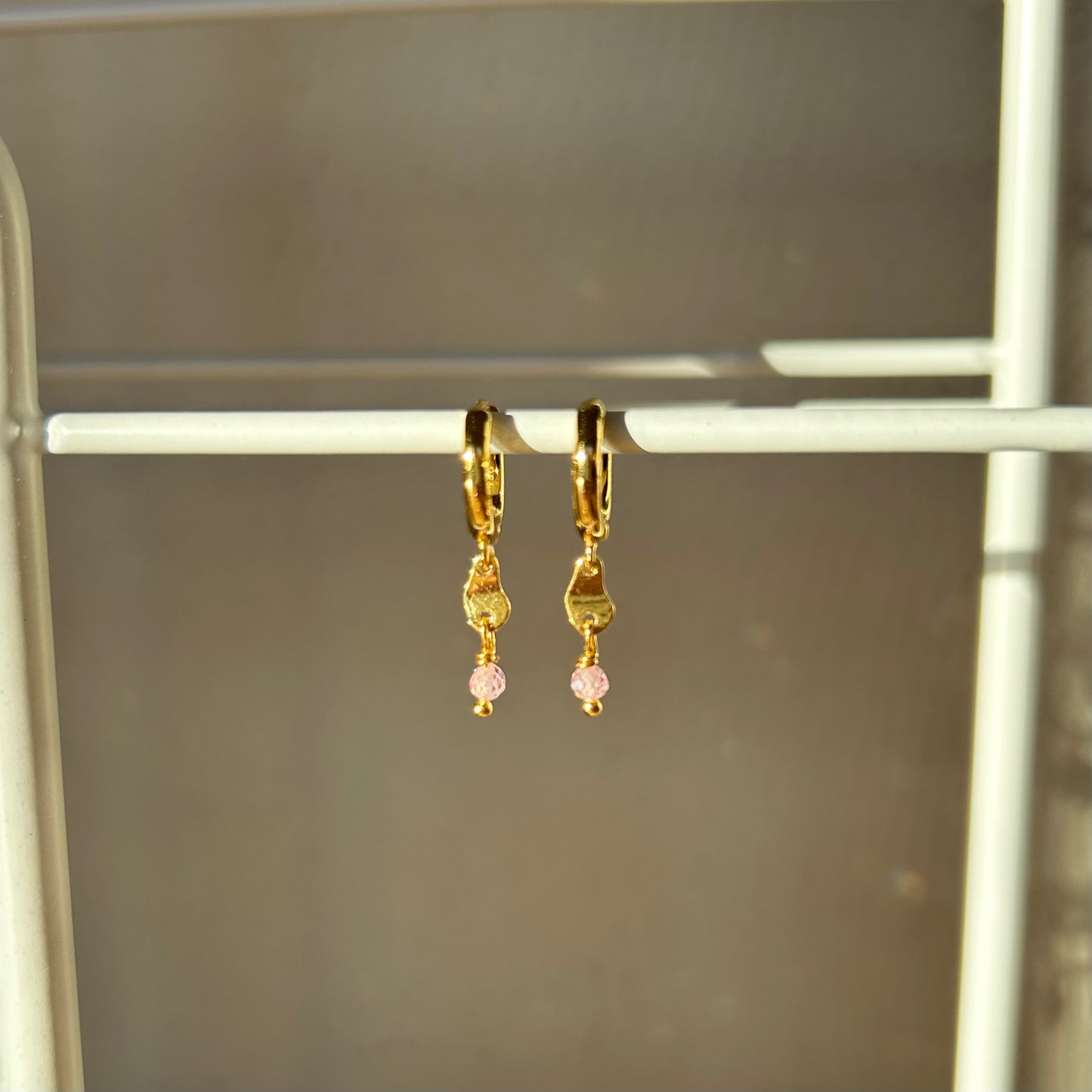 Guldbelagte øreringe, små kreoler med glasperle til stacked look eller kombination, forfra